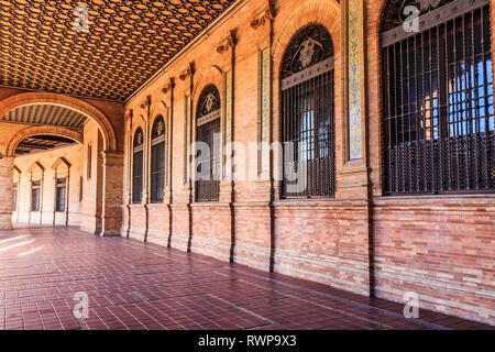 Séville, Espagne - Dec 2018 : les arcades à Sapin place bordée de fenêtres avec des portes en fer forgé Banque D'Images