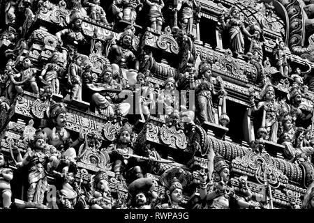 Vue en perspective de l'ancien temple tour avec statues en pierre représentant des dieux hindous et des divinités indiennes sur l'extérieur d'un vieux temple dans Little India, Banque D'Images