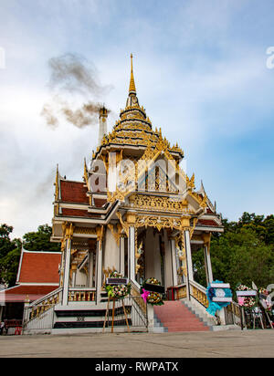 Crématorium en monastère bouddhiste avec la fumée s'élevant à partir de la cheminée après la cérémonie funèbre, la Thaïlande. Banque D'Images