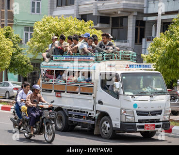 Le Myanmar, Mandalay, le 20 mai 2018, traditionnelle transport de matériel et de personnes au Myanmar. Les gens voyagent sur le toit de la trop-plein camion. Banque D'Images