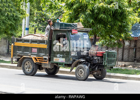 Le Myanmar, Mandalay, le 20 mai 2018, chariot tracteur fabriqué chinois tour sur rue à Mandalay City. À la façade typique avec un véhicule camion battues Banque D'Images