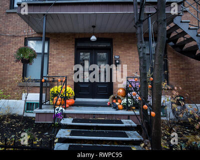 Montréal, Canada - le 6 novembre 2018 nord-américain typique : porte d'une maison ornée de décorations d'Halloween avec la maison traditionnelle Banque D'Images