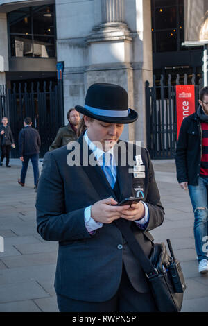 Dame Ambassadeur qui est l'un d'une équipe d'Ambassadeurs peuvent être trouvés dans les rues de l'Northbank à discuter avec les visiteurs de Londres Banque D'Images