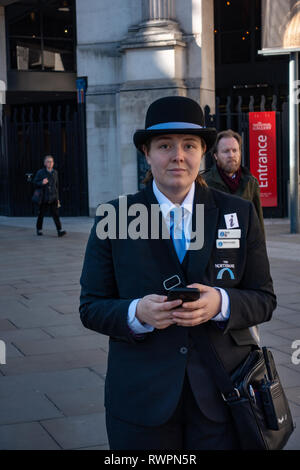 Dame Ambassadeur qui est l'un d'une équipe d'Ambassadeurs peuvent être trouvés dans les rues de l'Northbank à discuter avec les visiteurs de Londres Banque D'Images