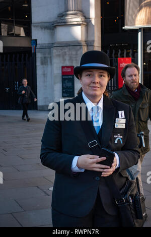 Dame Ambassadeur qui est l'un d'une équipe d'Ambassadeurs peuvent être trouvés dans les rues de l'Northbank à discuter avec les visiteurs de Londres Banque D'Images