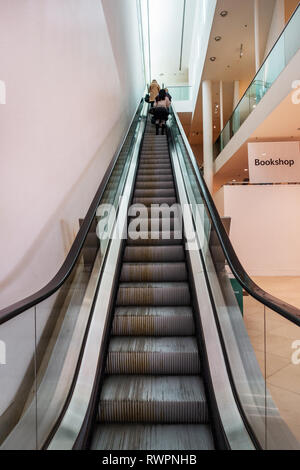 À la recherche jusqu'à deux personnes en haut d'un escalier raide, dans la Portrait Gallery, Londres Banque D'Images