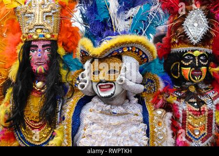 Danseurs portant des costumes colorés à la bataille de fleurs Banque D'Images