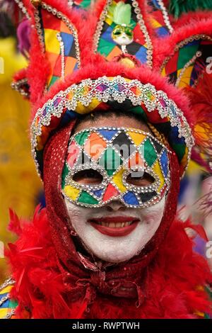 Danseurs portant des costumes colorés à la bataille de fleurs Banque D'Images