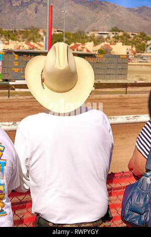 Un homme portant un chapeau stetson à Rillito l'hippodrome du parc à Tucson, AZ Banque D'Images