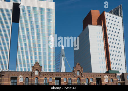 Rotterdam, Pays-Bas - le 26 mars 2016 : l'architecture classique et moderne, sur la gauche gauche de Rotterdam bâtiment par Rem Koolhaas, sur la droite la tour de KPN de Renzo Piano, Kop van Zuid et pont Erasmus au milieu Banque D'Images