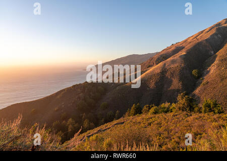 Big Sur, Californie - un panorama sur le coucher du soleil sur les collines le long de la côte du Pacifique.