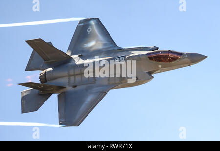 Le capitaine Andrew "Dojo" Olson, F-35 pilote et commandant de l'équipe effectue une dédicace sur un F-35A Lightning II au cours de l'assemblée annuelle de formation de vol du patrimoine 1 mars 2019, à la base aérienne Davis-Monthan Air Force Base, en Arizona le F-35 de l'équipe de démonstration a volé plusieurs sorties du patrimoine aux côtés de l'avion en vol en vue de la saison 2019. (U.S. Photo de l'Armée de l'air par la Haute Airman Alexander Cook) Banque D'Images