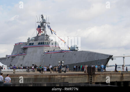 L'USS Charleston (CL-18) est amarré au port de Charleston, S.C., après sa cérémonie de mise en service le 2 mars 2019. L'USS Charleston-un navire de combat littoral destiné aux eaux moins profondes que les navires de la marine, est le sixième navire militaire nommé d'après la ville. Bien que le navire sera en poste à San Diego, CA, le capitaine et les membres de l'équipage va faire chaque année des voyages à Charleston pour interagir avec la ville et de travailler avec la Ligue navale du Charleston pour maintenir la relation entre la ville éponyme et le navire. Banque D'Images