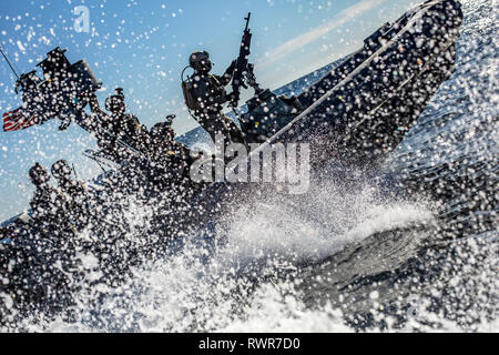 190224-M315-0217 QR- OCÉAN PACIFIQUE (fév. 24, 2019) Les Marines américains et les marins à la Force de Raid Maritime, 11e Marine Expeditionary Unit (MEU), trajet en bateau à coque rigide au cours d'une visite, un conseil, une perquisition et saisie de l'exercice. Les Marines et les marins du 11e MEU mènent des opérations de routine dans le cadre du groupe amphibie Boxer dans l'océan Pacifique. (U.S. Marine Corps photo par le Cpl. Jean-claude Rambaud Matthieu) Banque D'Images