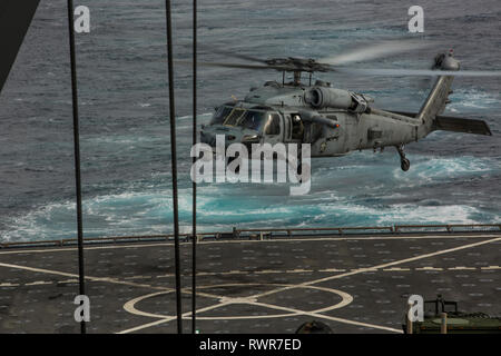 190215-M-QP663-0006 de l'OCÉAN PACIFIQUE (fév. 15, 2019) Un Sea Hawk MH-60S avec l'Escadron d'hélicoptères de combat de la mer 21 se prépare à terre à bord de la classe de Harpers Ferry landing ship dock amphibie USS Harpers Ferry (LSD 49) au cours des opérations de routine dans le cadre du groupe amphibie Boxer dans l'océan Pacifique. (U.S. Marine Corps photo par le Cpl. Adam) Dublinske Banque D'Images