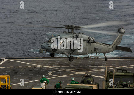 190215-M-QP663-0020 de l'OCÉAN PACIFIQUE (fév. 15, 2019) Un Sea Hawk MH-60S avec l'Escadron d'hélicoptères de combat de la mer 21 décolle de l'classe Harpers Ferry landing ship dock amphibie USS Harpers Ferry (LSD 49) au cours des opérations de routine dans le cadre du groupe amphibie USS Boxer dans l'océan Pacifique. (U.S. Marine Corps photo par le Cpl. Adam) Dublinske Banque D'Images