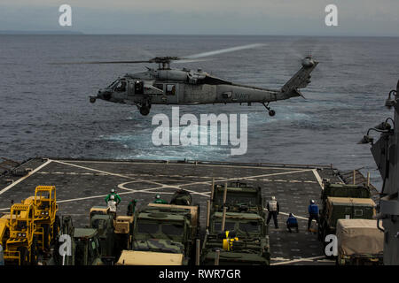 190215-M-QP663-0023 de l'OCÉAN PACIFIQUE (fév. 15, 2019) Un Sea Hawk MH-60S avec l'Escadron d'hélicoptères de combat de la mer 21 décolle de l'classe Harpers Ferry landing ship dock amphibie USS Harpers Ferry (LSD 49), au cours des opérations de routine dans le cadre du groupe amphibie Boxer dans l'océan Pacifique. (U.S. Marine Corps photo par le Cpl. Adam) Dublinske Banque D'Images