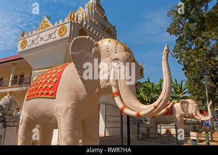 Des statues d'éléphants au Wat Ong Teu Vientiane Laos Banque D'Images