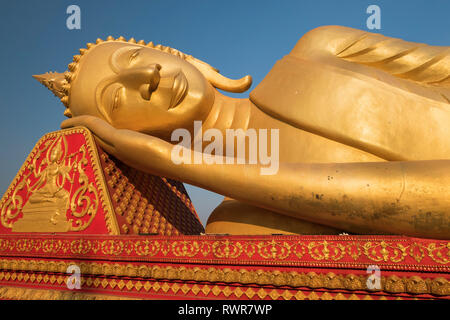 Bouddha couché Wat Pha That Luang Vientiane Laos Banque D'Images