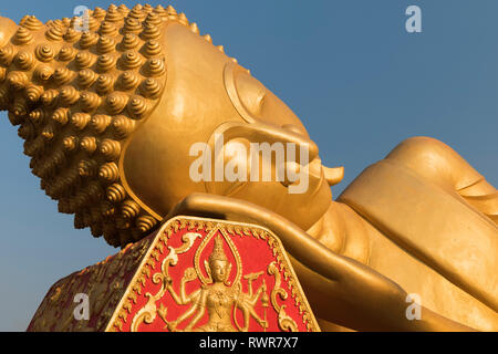 Bouddha couché Wat Pha That Luang Vientiane Laos Banque D'Images