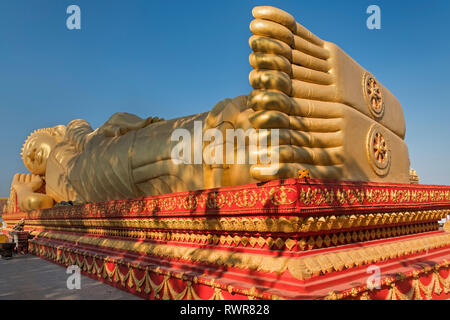 Bouddha couché Wat Pha That Luang Vientiane Laos Banque D'Images