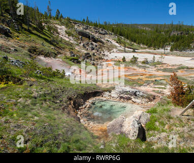Les belles couleurs de l'artiste les pots de peinture dans le Parc National de Yellowstone, Wyoming Banque D'Images