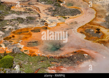 Les belles couleurs de l'artiste les pots de peinture dans le Parc National de Yellowstone, Wyoming Banque D'Images