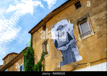 Vaucluse (84). Le village de Gordes classé comme le plus beau village de France. Ancienne photo sur une façade du village Banque D'Images