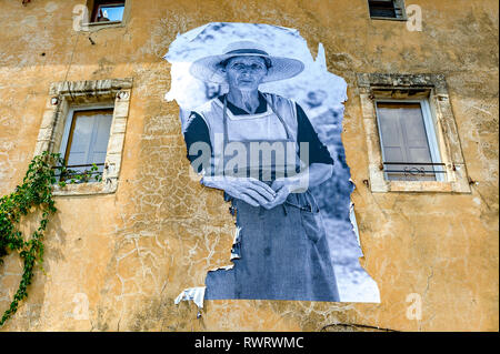 Vaucluse (84). Le village de Gordes classé comme le plus beau village de France. Ancienne photo sur une façade du village Banque D'Images