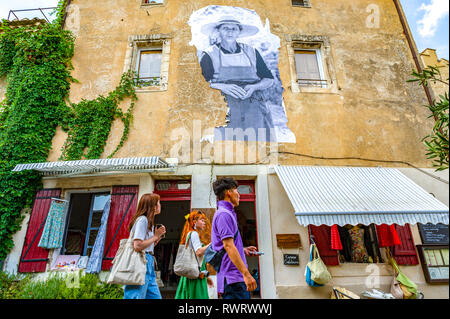 Vaucluse (84). Le village de Gordes classé comme le plus beau village de France. Ancienne photo sur une façade du village Banque D'Images