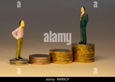 L'homme à la recherche d'affaires à l'homme debout sur le dessus de l'augmentation des piles de pièces d'or. Carrière commerciale concept. Banque D'Images