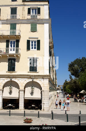 Bâtiments le long Eleftherias, regardant vers la ville de Corfou, Liston, Kerkyra, Grèce Banque D'Images