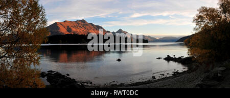 Autour de la Nouvelle Zélande - soleil du soir sur les Remarkables, sur le lac Wakatipu, Queenstown - panorama Banque D'Images