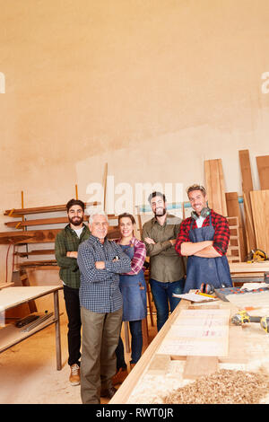 Fier groupe d'artisans avec des boss et des apprentis dans l'artisanat l'opération Banque D'Images