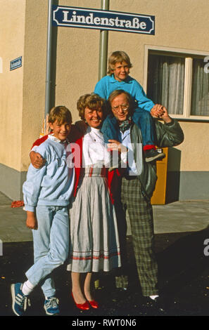 Lindenstraße, Fernsehserie, Deutschland, 1985 acteurs : Christian Kahrmann, Marie Luise Marjan, Moritz A. Sachs, Joachim Luger Banque D'Images
