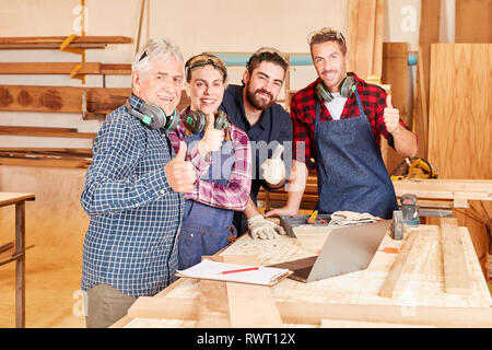 Et fier de l'équipe de succès artisan avec Thumbs up dans la menuiserie Banque D'Images