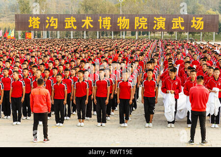 Dengfeng, Chine - 17 octobre 2018 : Les enfants de l'école de combat de kung fu Shaolin au monastère Shaolin Temple , un temple bouddhiste Zen. UNESCO World Sa Banque D'Images