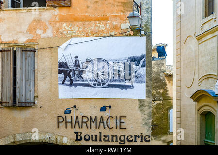 Vaucluse (84). Le village de Gordes classé comme le plus beau village de France. Ancienne photo sur une façade du village Banque D'Images