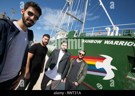 Bande libanais Mashrou' Leila rejoindre Greenpeace Rainbow Warrior du navire sur le Soleil nous unit d', à Trapani, Italie, le 22 octobre 2016. Banque D'Images