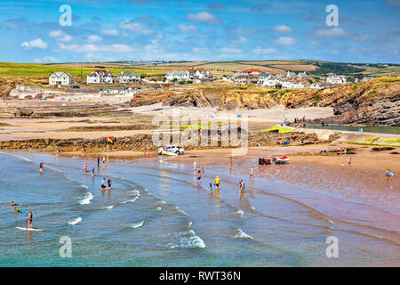 6 Juillet 2018 : Bude, Cornwall, UK - foule profitant soleil, mer et sable canicule au cours de l'été. Banque D'Images