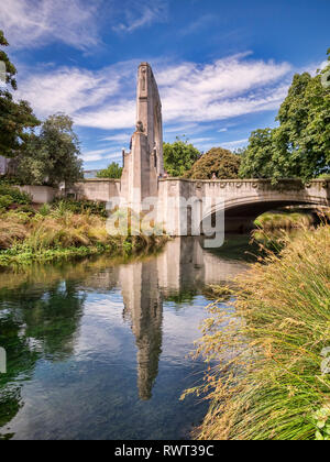 Le pont du souvenir et Cashel Street Bridge dans le centre de Christchurch, Nouvelle-Zélande, reflétée dans la rivière Avon. Banque D'Images