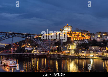 À la recherche de l'autre côté de la rivière Douro à Gaia à partir de la Riberia in Porto Portugal Banque D'Images
