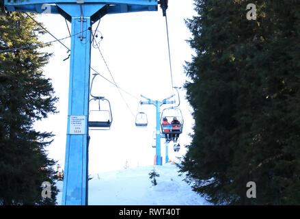 Les skieurs qui montent vers le haut de la station de ski de Paltinis, près de Sibiu, en Transylvanie, Roumanie, la plus haute du pays. Banque D'Images