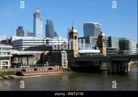 Voir à partir de la Tamise de gratte-ciel, Walbrook Wharf et Cannon Street Station domaine dans la ville de London England UK KATHY DEWITT Banque D'Images