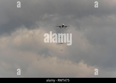 Queue d'avions en approche finale à la terre à l'aéroport de Londres Heathrow, Londres, Royaume-Uni. L'atterrissage des avions de ligne. La finale d'occupation pour l'atterrissage à l'aéroport Banque D'Images