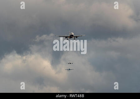 Queue d'avions en approche finale à la terre à l'aéroport de Londres Heathrow, Londres, Royaume-Uni. L'atterrissage des avions de ligne. La finale d'occupation pour l'atterrissage à l'aéroport Banque D'Images