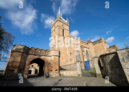 Vue de Saint Michael's Parish Church à côté de Palais de Linlithgow Linlithgow, West Lothian en Écosse, au Royaume-Uni. Naissance de Marie, Reine des Écossais. Banque D'Images