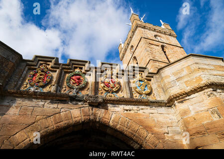 Vue de Saint Michael's Parish Church à côté de Palais de Linlithgow Linlithgow, West Lothian en Écosse, au Royaume-Uni. Naissance de Marie, Reine des Écossais. Banque D'Images