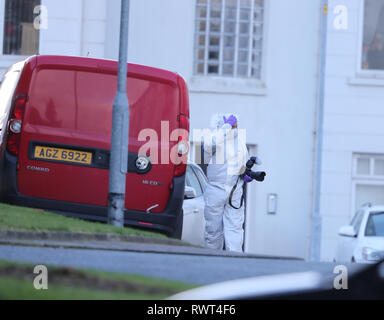 Les agents de police forensic appartements à Glin Ree Cour à Newry, Co Down, où les corps d'un homme, une femme et une adolescente ont été découvertes à une télévision aux alentours de 11h le jeudi matin. Banque D'Images