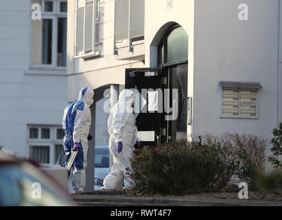 Les agents de police forensic appartements à Glin Ree Cour à Newry, Co Down, où les corps d'un homme, une femme et une adolescente ont été découvertes à une télévision aux alentours de 11h le jeudi matin. Banque D'Images